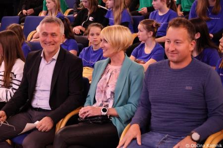 A me slišiš Pet čevljev merim, palcev pet (4)